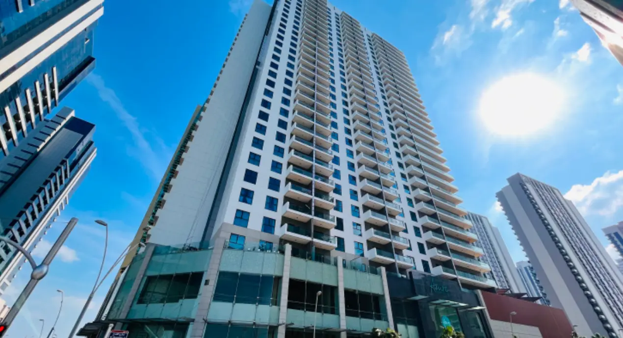 242.PNGContemporary architectural exterior of Azure residential tower in Shams Abu Dhabi on Al Reem Island overlooking pristine waters
