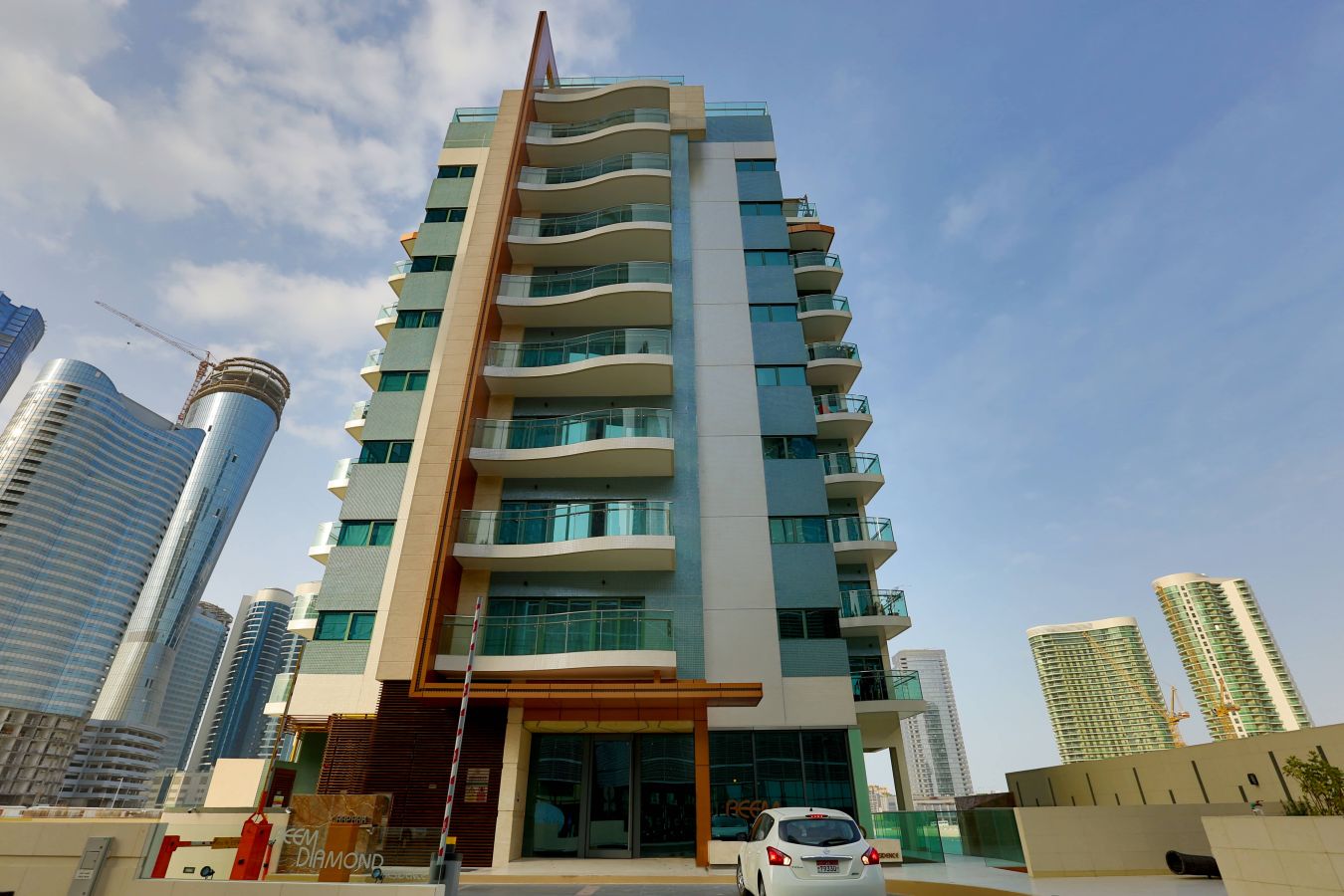 Landscaped rooftop infinity swimming pool at Reem Diamond residential tower in Shams Abu Dhabi waterfront community